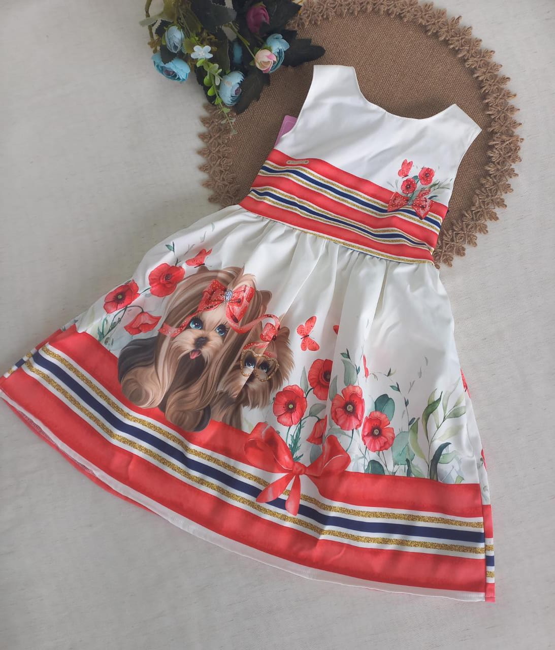 Vestido Kukie com cachorrinho e flores vermelhas - ACONCHEGOKIDS